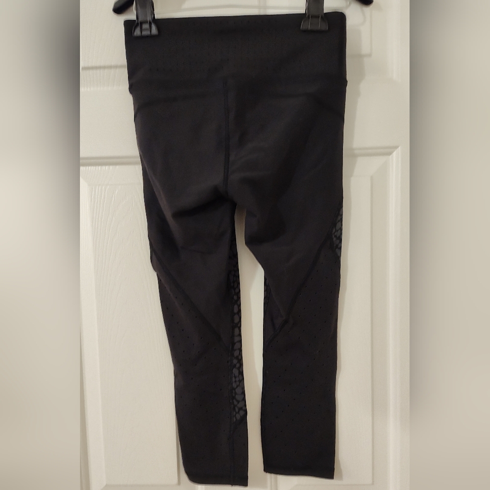 Athleta Stealth Trucool Women's Leggings Size X-Small Crop Black Gray Crocodile - Picture 3 of 4